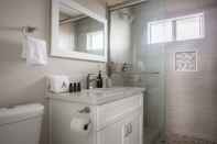 In-room Bathroom Seashore VII by Avantstay Modern La Jolla Flat 5mins From the Beach!