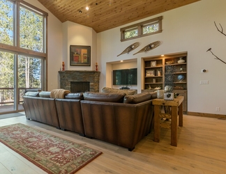 Lobby 2 Sawtooth by Avantstay Spacious Pine Tree Cabin w/ Hot Tub