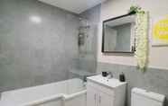 In-room Bathroom 4 City Centre Private Parking