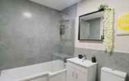 In-room Bathroom 2 City Centre Private Parking