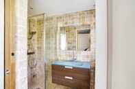 In-room Bathroom Oneiro Nisos