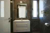 In-room Bathroom Phaedrus Living Luxury Suite Nicosia 501