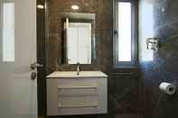 In-room Bathroom Phaedrus Living Luxury Suite Nicosia 501