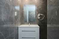 Toilet Kamar Phaedrus Living Luxury Suite Nicosia 503