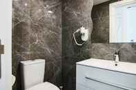 Toilet Kamar Phaedrus Living Luxury Suite Nicosia 504