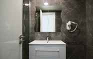 Toilet Kamar 6 Phaedrus Living Luxury Suite Nicosia 505
