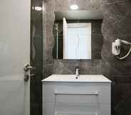 Phòng tắm bên trong 6 Phaedrus Living Luxury Suite Nicosia 505
