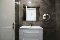 In-room Bathroom Phaedrus Living Luxury Suite Nicosia 505