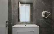 Toilet Kamar 3 Phaedrus Living Luxury Suite Nicosia 506