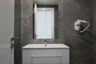 Toilet Kamar Phaedrus Living Luxury Suite Nicosia 506