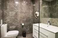 Phòng tắm bên trong Phaedrus Living Luxury Suite Nicosia 507