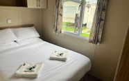 Bilik Tidur 4 Adorable Caravan in Newquay Bay Resorts Nb98