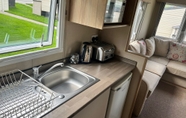 Bilik Tidur 6 Adorable Caravan in Newquay Bay Resorts Nb98