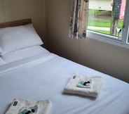 ห้องนอน 3 Adorable Caravan in Newquay Bay Resorts Nb98