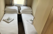 Bilik Tidur 2 Adorable Caravan in Newquay Bay Resorts Nb98