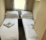 ห้องนอน 2 Adorable Caravan in Newquay Bay Resorts Nb98