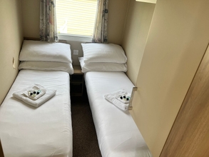 Bilik Tidur 4 Adorable Caravan in Newquay Bay Resorts Nb98