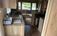 Bilik Tidur 5 Adorable Caravan in Newquay Bay Resorts Nb98