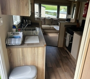 ห้องนอน 5 Adorable Caravan in Newquay Bay Resorts Nb98