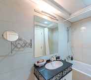 Toilet Kamar 7 Marco Polo - Elegant Studio with Panoramic City Views