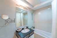 In-room Bathroom Marco Polo - Elegant Studio with Panoramic City Views