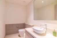 Toilet Kamar 3BR Apt in Dubai Creek Harbour - HBR