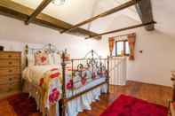 Bedroom Beautiful Luxury Cottage on Lake Side, England