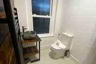 In-room Bathroom De Parys Serviced Flat 4 in Bedford