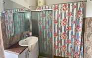 Toilet Kamar 4 Tim Tim's Cottage by Hipostel