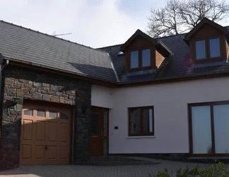 Bangunan 2 Captivating 4-bed House in West Wales