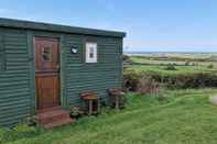 Exterior Stunning 1-bed Shepherd hut in Holyhead