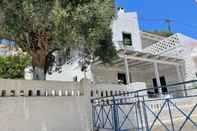 Exterior Charming two Bedroom Fisherman's House on Kea