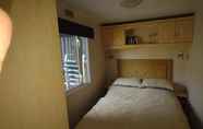 Kamar Tidur 5 Charming 3-bed Caravan Cymtydu