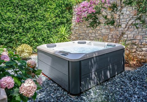 Others Awesome Home in Sutivan With Jacuzzi, Wifi and 3 Bedrooms