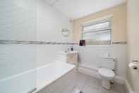 In-room Bathroom Spacious Pet Friendly 2-bed Apartment in Redhill