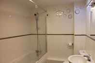 Toilet Kamar Modern and Cosy Apartment in North London, UK