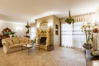 Lobby Papavero Rosso - Villa at the Foot of Mount Etna With Private Pool