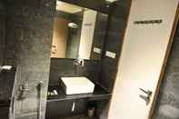 In-room Bathroom Nakshatra Resort & Garden