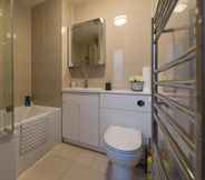 In-room Bathroom 4 Seagrass Henley - 2 Bed Entire Serviced Apartment