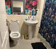 In-room Bathroom 6 Stunning Apartment in Smethwick, West Midlands