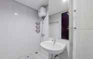 Toilet Kamar 3 Homey And Cozy Stay Studio Room At Casa De Parco Apartment