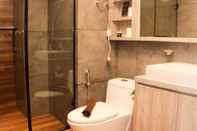 Toilet Kamar Best Choice And Simply 1Br At Vasanta Innopark Apartment