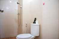 Toilet Kamar Comfy 2Br At Sunter Park View Apartment