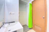 Toilet Kamar Cozy Studio Room At Beverly Dago Apartment