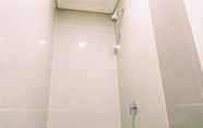 Toilet Kamar 6 Strategic Studio Apartment At B Residence Near Campus