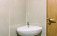 Toilet Kamar 7 Strategic Studio Apartment At B Residence Near Campus