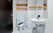 Toilet Kamar 3 Comfy And Nice Studio Casa De Parco Apartment