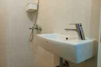 Toilet Kamar Comfortable And Tidy Studio At Barsa City Apartment