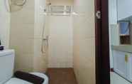Toilet Kamar 5 White And Cozy Studio At Vida View Makassar Apartment