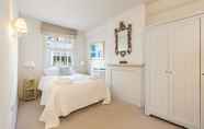 Bedroom 3 Altido Elegant 2-Bed Mews Flat Near Buckingham Palace